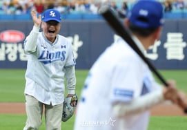 [Photo] "Oops, sorry," Chairman says, "Let's extend the contract by one more year"