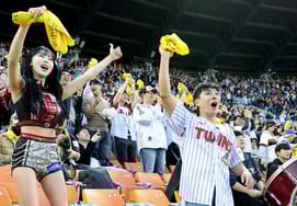 [Một lần thôi] 'Heol~~ Tôi đang cổ vũ cho các cổ động viên thì thấy cú home run 2 lần chạy đầu tiên!'  Và hôm nay tôi đã quên mất diễn viên Lee Joon