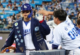 [B-Hind★] Park Seung-gyu hits home runs back-to-back; what's a cycling hit! Nine stars on his La Park party outfit!