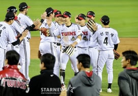 [一度でスッと] 今日はチーム完封だ！ 『ハンファ戦で3-0の勝利を祝うLG選手たち』