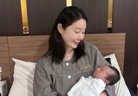 蝴蝶在分娩10天后公开二女儿充满爱意的"妈妈微笑"