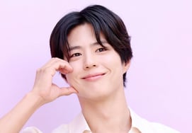 Park Bo Gum rụng tim với một trái tim bằng má [★Ảnh]