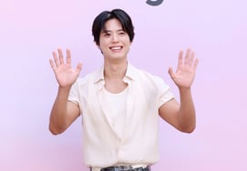 Park Bo-gum, a hand gesture that melts everyone's heart [★Photo]