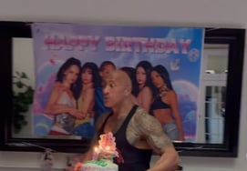 Tình yêu Kpop của Dwayne Johnson trong tiệc sinh nhật con gái với chủ đề Cat Eye [K-EYES]