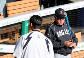 [フォト] 「今日はイーグルスの4番打者だ！」『キム・ギョンムン監督』