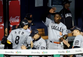 [Photo] Noh Si-hwan's celebratory 'return announcement: a home run is the best!'