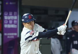 [Chụp ảnh] Jeon Joon Woo thử sức với bóng chày cao cấp