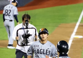 [Фото] Eagles 'Сольный хоум-ран в начале пятого иннинга' Мун Хён Бин бежит еще на один балл