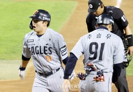 [Фото] Eagles 'Сольный хоум-ран в начале пятого иннинга' Мун Хён Бин ведет 4-2.