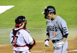 [Фото] Eagles 'Сольный хоум-ран в начале пятого иннинга' Мун Хён Бин бежит еще на один балл