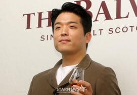 [tin sốt dẻo] Ahn Sung Jae gửi lời xin lỗi vì tranh cãi về vụ đổi rượu ở Seoul [Sung Jae phủ nhận lời xin lỗi vì tranh cãi liên quan đến vụ đổi rượu ở Seoul]