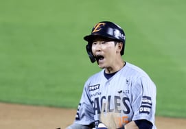 [一度でスッと] 野球、これが味だ 『6回表、4点差で広げる2打点の適時打』黄英木