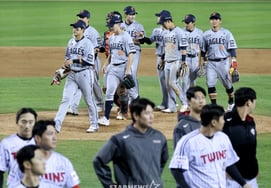 [Фото] "Поздравляем победителей Hanwha Eagles"