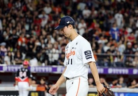 "I thought he was gone..." Manager Dal's declaration of a season-ending suspension, Hanwha's Eom Sang-baek's lost two years... If he returns as a '10-win pitcher' in 2027