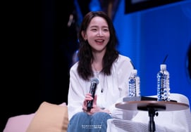 One by one, making eye contact and even handing out gifts personally.. Shin Hye-sun, Japanese fan meeting 'touching'