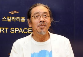 Even though he overcame stomach and breast cancer... novelist Yi Oe-su passed away while battling pneumonia. Today marks the fourth anniversary (25th).