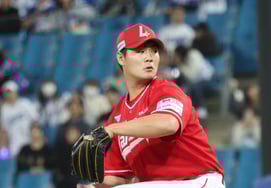 コ・ミョンジュン、チョ・ヒョンウに続きチョン・ヨンジュンまで、腰痛で『1軍除籍』··· イ・スンヨン監督「約10日間休む必要がある」" [インチョン現場]