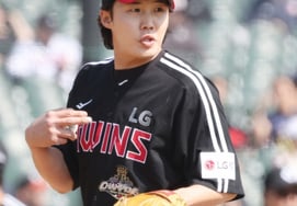 'Oh, a bolt from the blue!' LG's Yoo Young-chan injured in the bottom of the 9th, unable to celebrate freely despite defeating Doosan in the first Jamsil rivalry game of the season 'Lim Chan-kyu's first win - Moon Bo-kyung with 3 hits' [Jamsil Game Review]