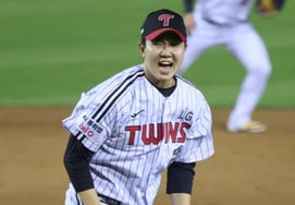 'Shock from the sky': LG's Yoo Young-chan, who had elbow surgery, injured again → Today (25th) hospital checkup results in focus, who will replace the closer?