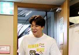 [Chụp ảnh] Kim Kwang Hyun đang phục hồi chức năng trong 'Phòng ký giả Landersfield'