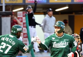 Чхве Чой 'Создание второй записи в истории Южной Кореи' и Чхве Хён У, 4400 двойных записей... Я сделал свой первый хоум-ран на «Лучший иностранец KBO» [Место проведения Инчхона]