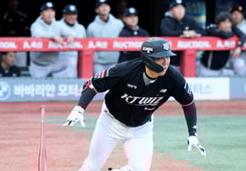 [Photo] 'As expected, the machine' Kim Hyun-soo reaches base with a hit in his first at-bat