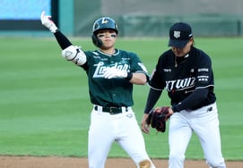 [Фото] Чон Джун Чжэ, забивший Пак Сон Хан в конце первого иннинга