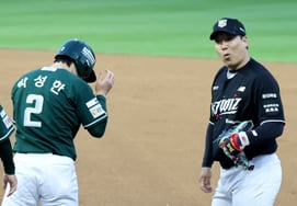 [Photo] Even the 'Machine' nods in approval: Park Seong-han adds another hit in the 3rd inning after the 1st