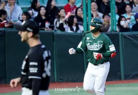 [相片儿] 面对博什利，"第3回合末击出1分本垒打"的崔正