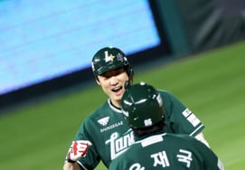 [Photo] It's 4-0. 'One more run in the bottom of the 5th!' O Tae-gon