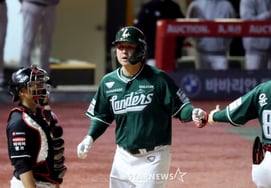 [フォト] 「6回裏にホームランをもう一本追加です！」3回裏にソロホームランを放ったチェ・ジョン