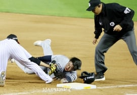 'Ôi trời!'' Noh Si Hwan (Hanhwa) đã bị đánh bằng cú đánh đầu truyền thống và ngã gục tại chỗ... Cầu thủ ném bóng rời khỏi sân, 'May mắn quá' không được thay thế