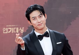 Ok Taecyeon chính thức trở thành người đàn ông có vợ thứ hai của 2PMthành quả hẹn hò 10 năm [Star Issue]