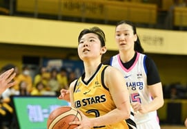 Even without Park Ji-soo, the 'short-statured ace' soared again... Heo Ye-eun explodes for 18 points → KB needs just one win for the championship