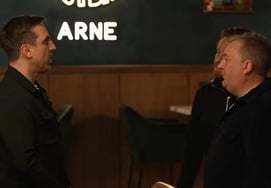 "Воссоединение шока" с фанатами, с которыми дрался 21 год назад... Невилл, как только увидел, сразу же взорвался от ругательств до «осторожного парня» и «удар ярости» на ребенка