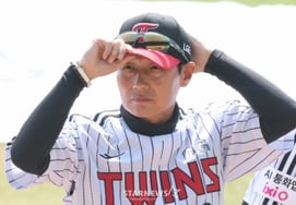 'Ah!' LG's You Young-chan's 9th-inning injury OUT setback → Yeom Kyung-yeop also couldn't smile; one name missing from the victory remarks: "In a tough situation, our winning pitchers..."