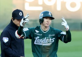 "Nhìn như thằng điên vậy."" Choi Jung và Kim Kwang Hyun há hốc mồm cảm thán trước Park Sung Eun trở thành 'thần tấn công'