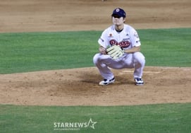 [快讯] "晴天霹雳"金泽演因肩膀受伤退出一线队，主教练金元亨也叹息道:"他是球队最重要的球员……" [蚕室 ["晴天霹雳"金泽演因肩膀受伤退出一线队，主教练金元亨叹气说:"他是球队最重要的球员……"，在蚕室现场]