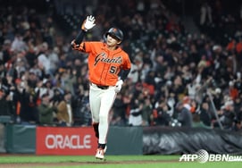 '3 hits + off-field home run' Lee Jung-hoo, even the Cy Young pitcher fell! Season batting average rose sharply from 0.253 to 0.275... SF smiled despite the defeat [SF Review]
