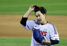 [Breaking News] Ah! 'Elbow Injury' LG's Yoo Young-chan Finally Removed from First Division Roster → Manager Yeom Kyung-yeop Sighs, "WBC Caused the Injury? It's Just an Excuse" [Jamsil On-site]
