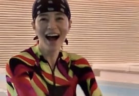 Kim Hye Soo khoe thân hình hoàn hảo trong trang phục bơi lội của mình"Thân hình xa xỉ tiêu hóa cả trang phục hình phạt" [Star Issue]