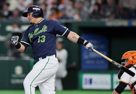 Foreign batter Jose Osuna of the Japanese league, whose bat missed and struck the umpire's head, now hits the catcher's head → "It's you again? Take measures!"