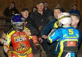 摘下"最糟糕的斗殴剧"头盔，拳脚相加"好好开车！"... 导演说:"观众为之疯狂。" 兴奋