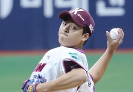 「わぁ！」 158km光速球'パク·ジュンヒョン、初大成功、デビュー戦で5イニング無失点→'父パク·ソクミン'が所属するサムスンをしっかり抑えた