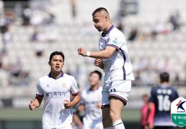 Cha Du-ri's 'Swamp Soccer' Succeeds at Mokdong! Hwaseong Defeats Seoul E-Land 2-1... Flana's '1 Goal, 1 Assist' Shines [Mokdong On-Site Review]