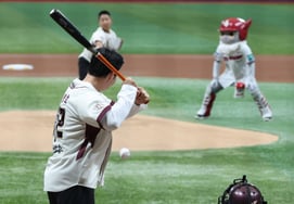 [Photo] Park Byung-ho startled by a pitch thrown by his son toward his body