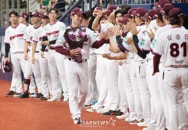 [Photo] Heroes bid farewell to 'Hero Park Byung-ho'