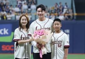 [Photo] Park Byung-ho retires, thanks to his family