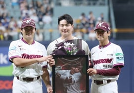 [Photo] Park Byung-ho with Coach Seol Jong-jin and Im Ji-yeol