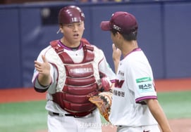 [Фото] Пак Джун Хён подает Ким Гон Хи Ын Сук